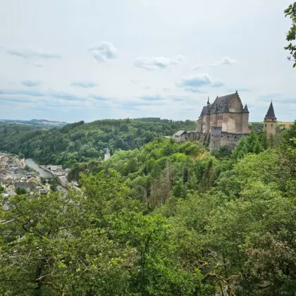 Uitzicht over kasteel Vianden, Camping Luxemburg.