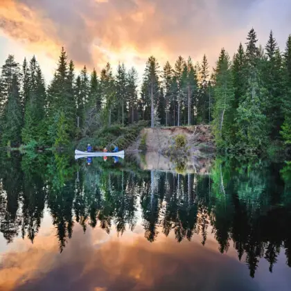 Camping Zweden, weerspiegeling van boven en lucht in het water.