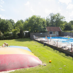 Springkussen en Zwembad van Camping de Haer.