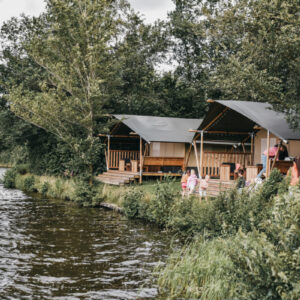 Safaritenten aan het water bij Camping de Kleine Wielen.