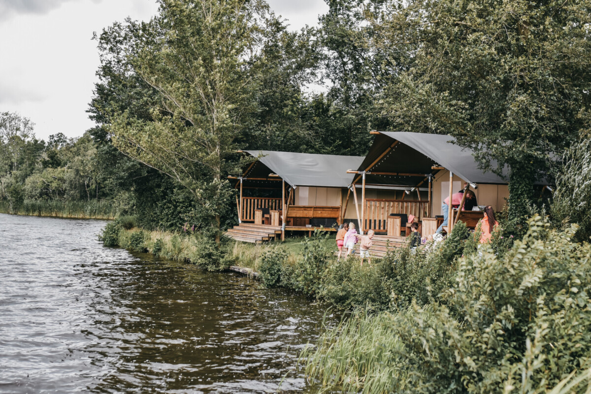 Safaritenten aan het water bij Camping de Kleine Wielen.
