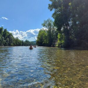 Mensen varen in een kano op een rivier bij Camping Sretanwolf,