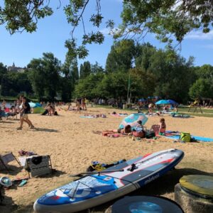Rivierstrand van Camping Paradis Aubeterre.