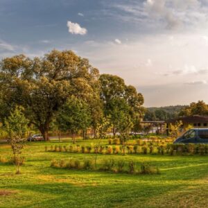 Het kampeerterrein van Camping Prima tijdens een laagstaande zon