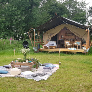 Safaritent op grasveld bij Glamping des 2 Marguerites.