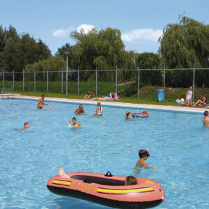 Het buitenzwembad bij Recreatiepark de Scherpenhof.